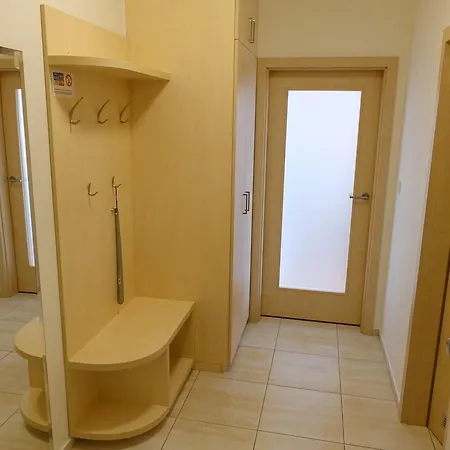 Eel Apartment *